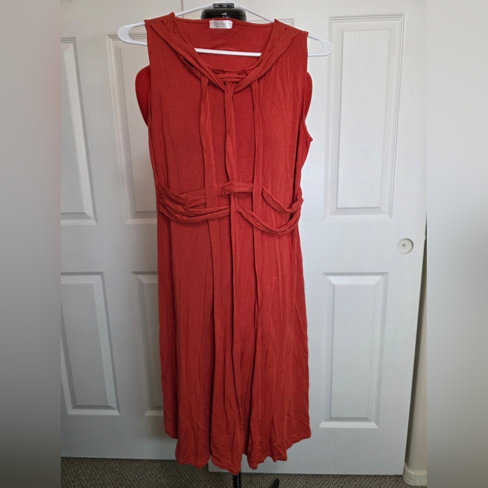 Chic Sleeveless Dress with Knot Detail